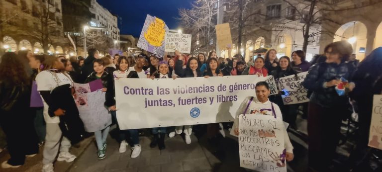 Aragón Titulares de derechos y voluntariado de MdM Aragón en la manifestación del 8 de marzo de Zaragoza