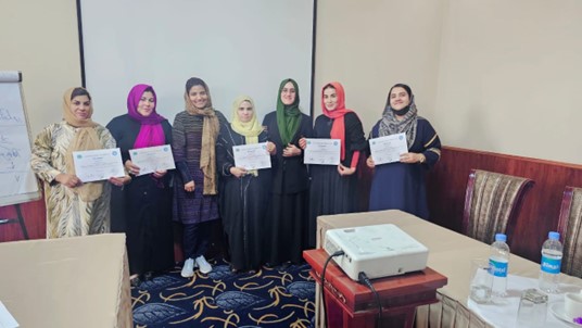 Asistentes al curso de formación de Salud Mental y Apoyo Psicosocial en Emergencias con las consejeras de salud de los centros sanitarios de Kabul.