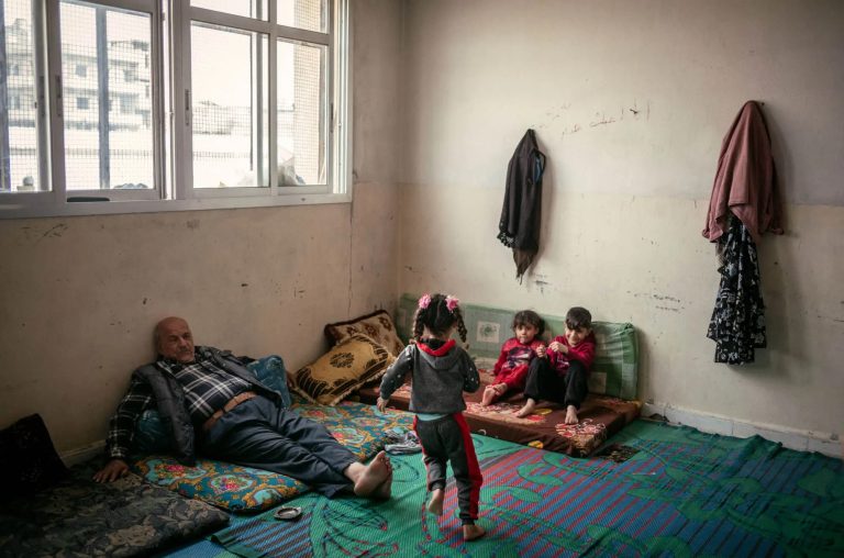 Familia de refugiados en los alrededores de Raqqa. Guillem Trius.