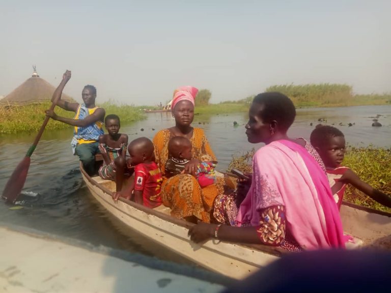 udán del Sur Patients arriving by a canoe to attend Unidad Médica Móvil services offered by Sudan Medical Care socio local on Panakok islands-Bor