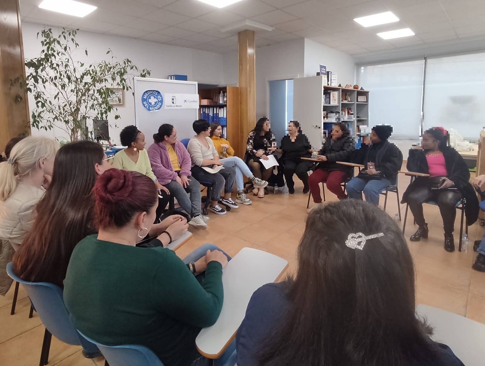Taller grupal Mujeres del Mundo en la sede de Toledo.