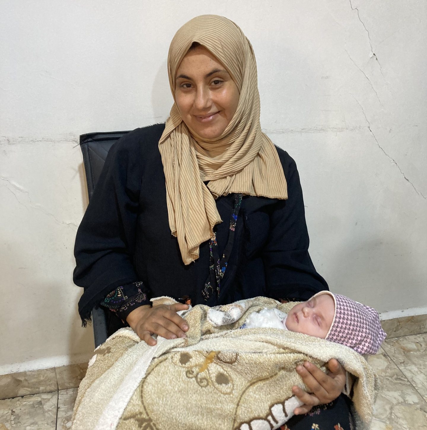 Aisha acunando a su bebé
