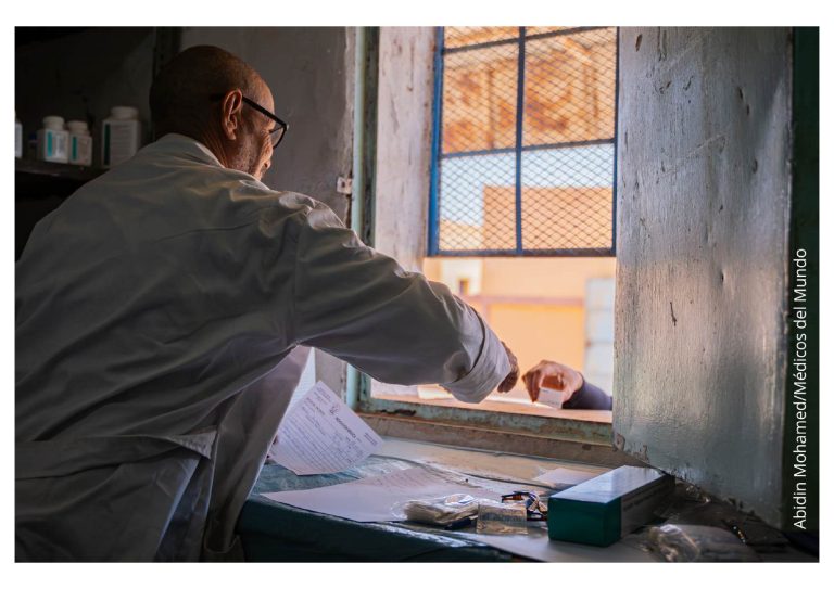 Aparece un farmacéutico entregando una medicación en Siria desde una ventana. En países en guerra como Siria, el acceso a los medicamentos sigue siendo muy limitado.