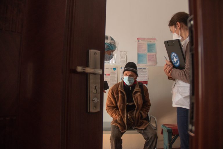 Profesionales de la salud en Ucrania deciden quedarse. Quedarse resistiendo bajo los bombardeos