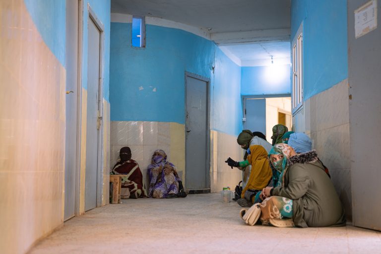Pacientes esperan en un centro de salud en el Campamento de personas refugiadas saharaui en Tinduf, a 50 años del exilio saharaui