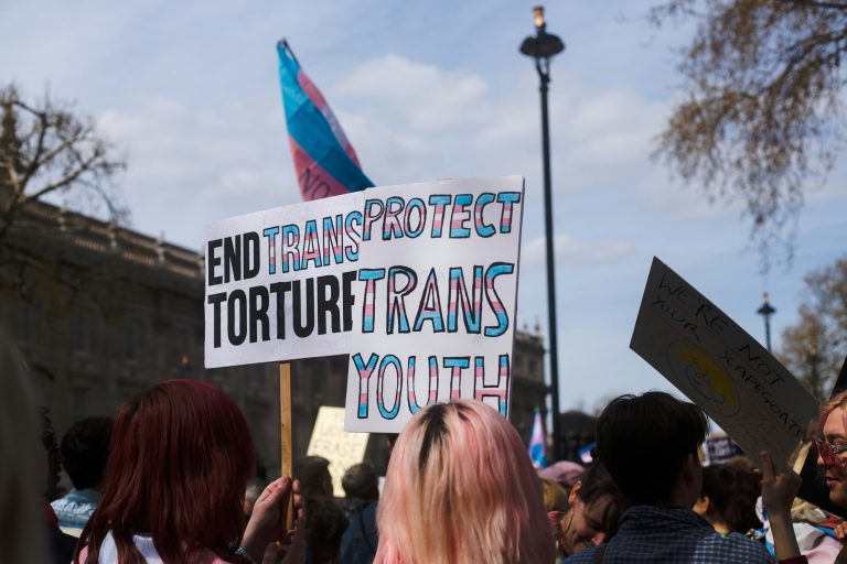 Cartel en una protesta por los derechos de las personas trans