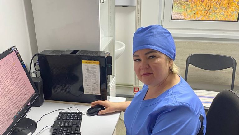 Larysa Pavlova, enfermera de familia de la aldea de Sheludkivka (Jarkiv).