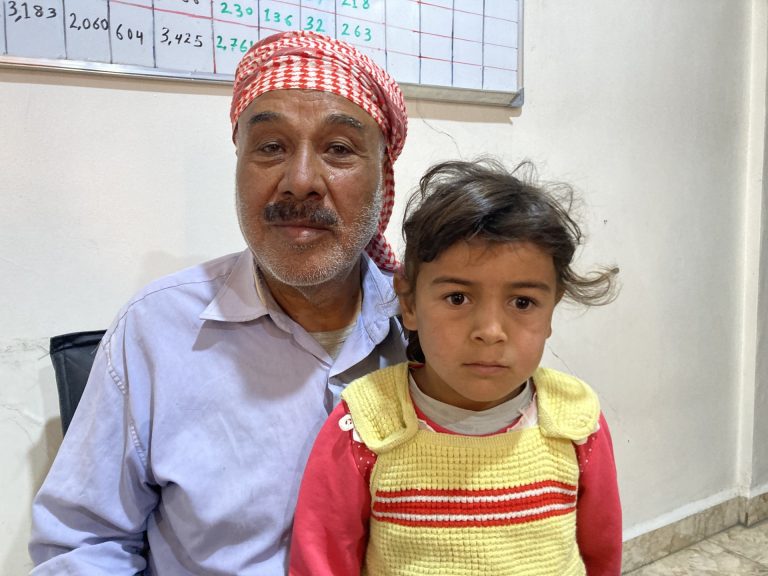 Isariff llevó a su nieta al centro de salud en el noreste de Siria por una infección