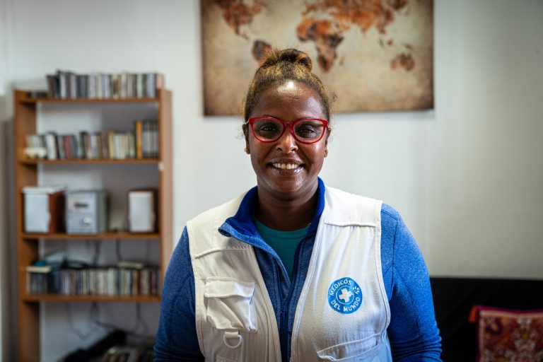 Hodan Suleiman, mediadora intercultural de Médicos del Mundo, Imparte talleres para profesionales sociosanitarios sobre mutilación genital femenina