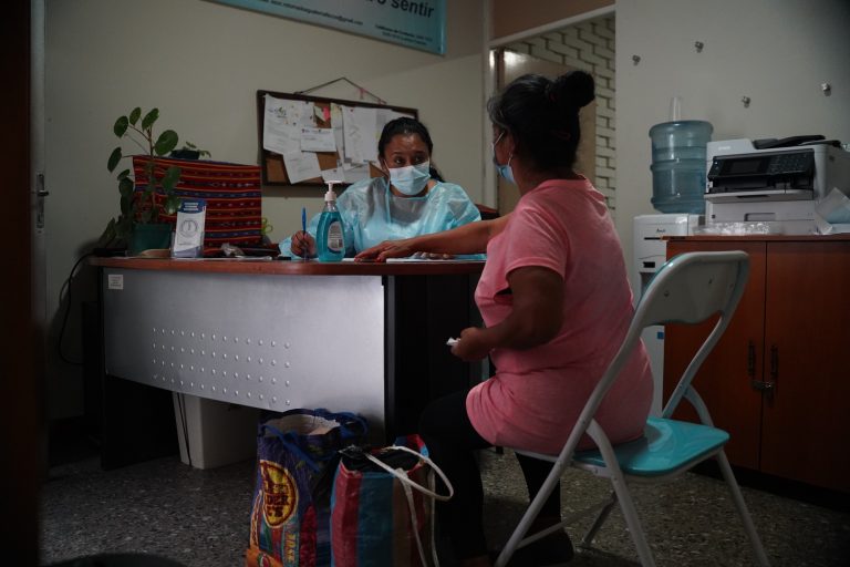 Para la mujer migrante, cuidar de su salud no es una prioridad cuando lo primero por lo que tienen que luchar es su supervivencia.