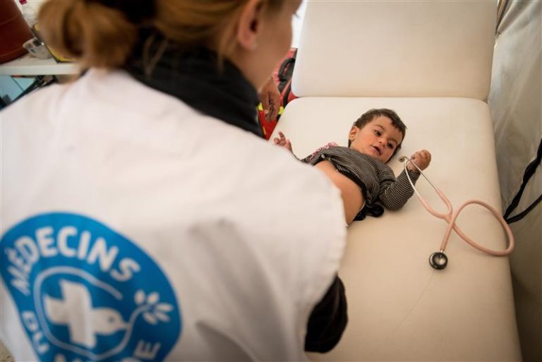 Atención sanitaria a un niño pequeño por personal de Médicos del Mundo durante la crisis de refugiados en Grecia