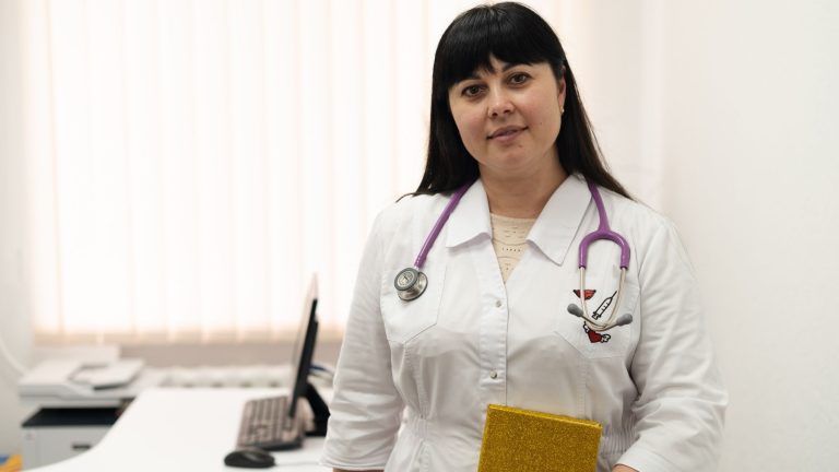 Médico en una consulta, Ucrania