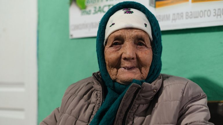 Mujer mayor ucraniana en un centro de salud