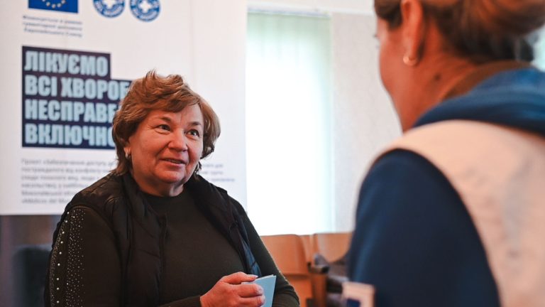 Personal de Médicos del Mundo conversando con una mujer ucraniana