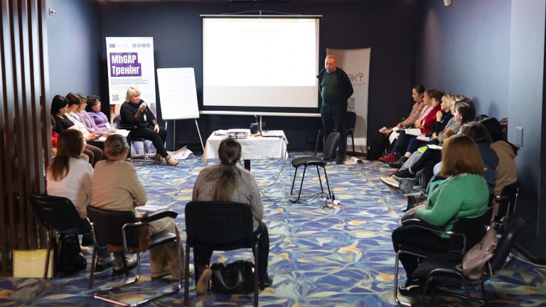 Personas participando en un taller de Médicos del Mundo