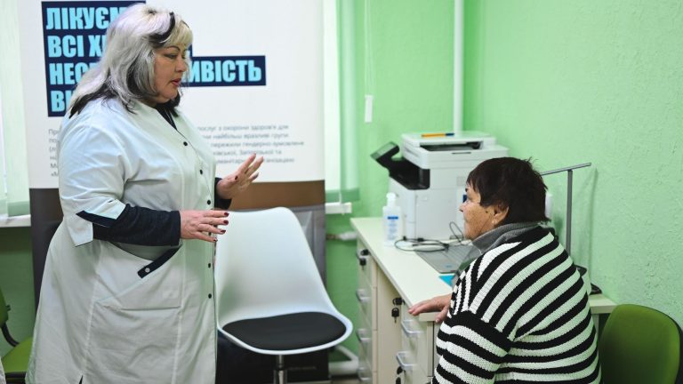 Médico pasando consulta a una paciente en un hospital de Ucrania