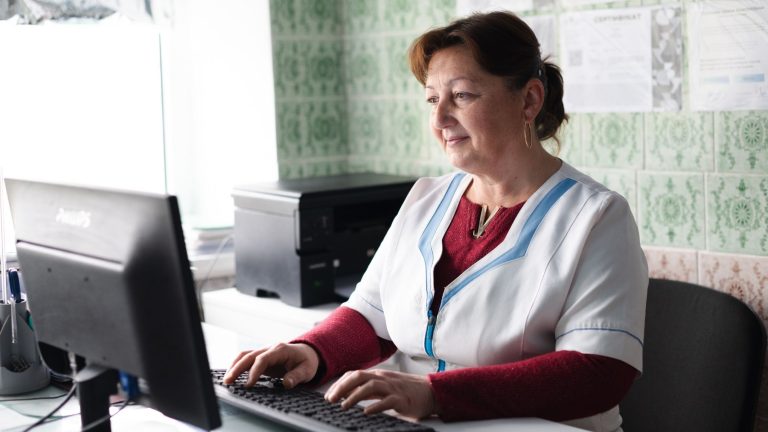 Sanitaria trabajando en un hospital en Ucrania