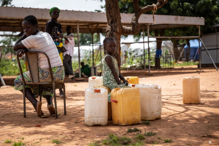 Sin agua potable no hay salud. Ayuda a Médicos del Mundo a llevar agua y vida a comunidades vulnerables.