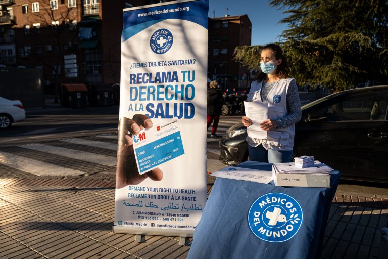 La sanidad pública en España se financia a través de los impuestos que paga toda la población.