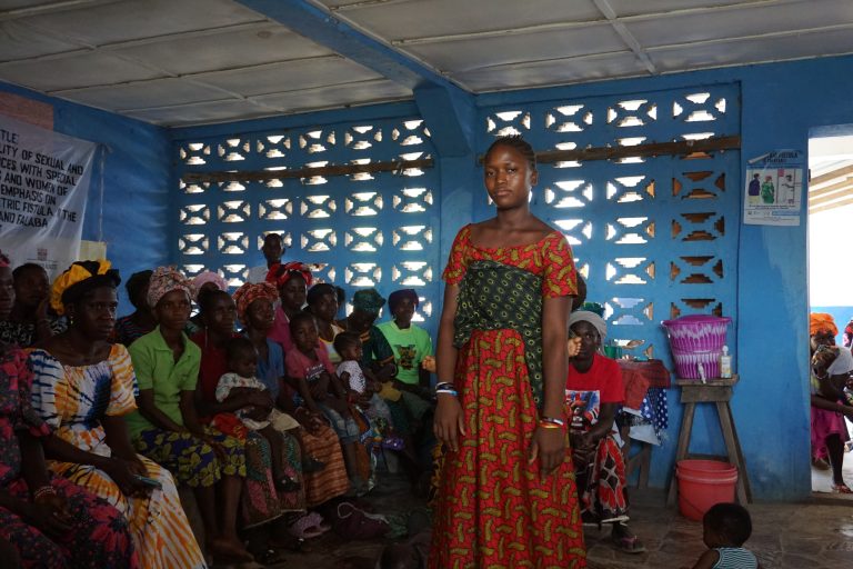 Una joven participa en una actividad comunitaria en Koinadugu, Sierra Leona, donde Médicos del Mundo acompaña a mujeres y jóvenes en situación de vulnerabilidad