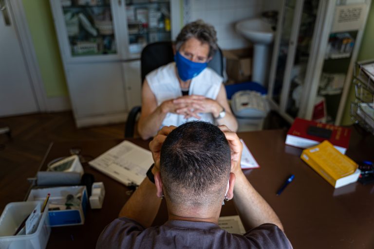 Cada 17 de mayo se conmemora el Día Internacional contra la LGTBIfobia, una fecha que recuerda que la discriminación hacia las personas LGTBIQ+ sigue presente en muchos ámbitos de la vida cotidiana, también dentro del sistema sanitario.