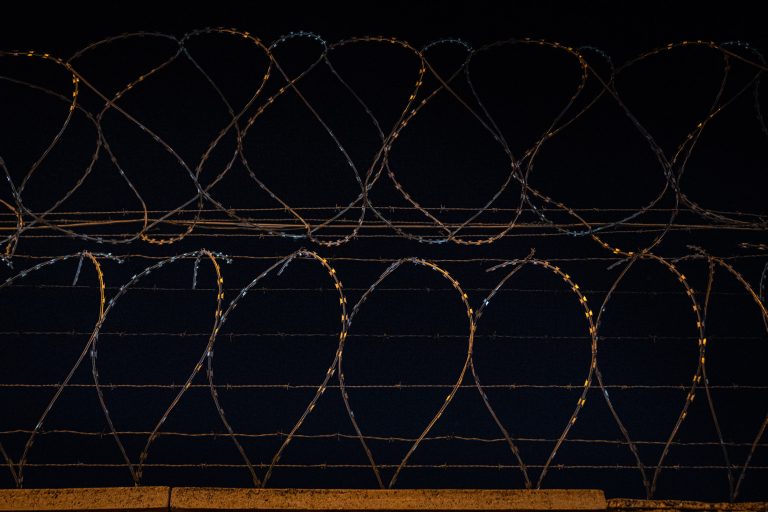 qué es la regularización extraordinaria en España, a quién afecta, cómo iniciar el proceso y por qué es importante para garantizar derechos, incluyendo el derecho a la salud