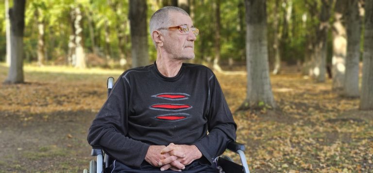Persona con discapacidad en silla de ruedas en Ucrania, reflejo de las barreras de acceso a la salud y la importancia de una atención accesible e inclusiva defendida por Médicos del Mundo y los derechos de las personas con discapacidad.