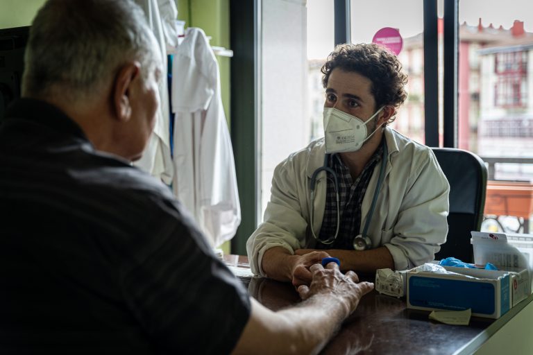 la historia no termina al salir del hospital tras ir a Urgencias. Meses después pueden encontrarse en el buzón una factura de cientos o incluso miles de euros