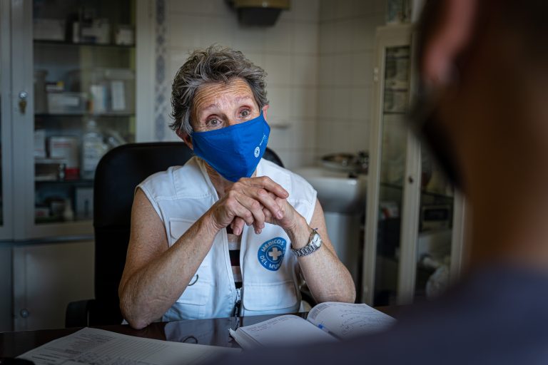 El uso correcto del nombre y los pronombres es fundamental en la relación entre el paciente y el personal sanitario.