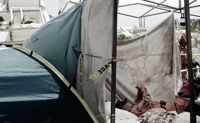 Tres meses después del terremoto en Venezuela, miles de personas siguen en alojamientos temporales sin acceso adecuado a vivienda, agua y atención sanitaria.