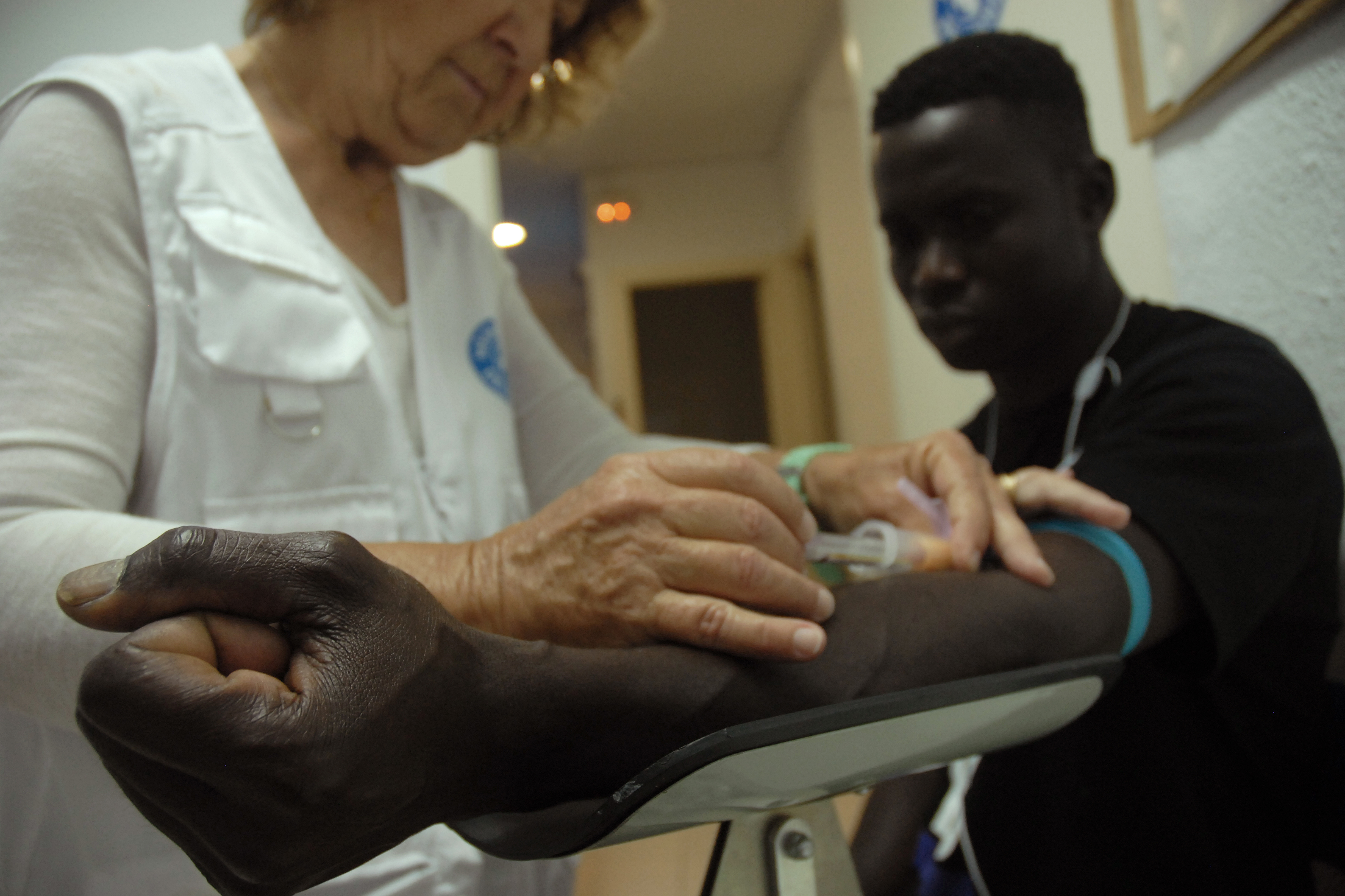 Una persona migrante recibe atención sanitaria en el Centro de Reducción de Daños de Valencia.