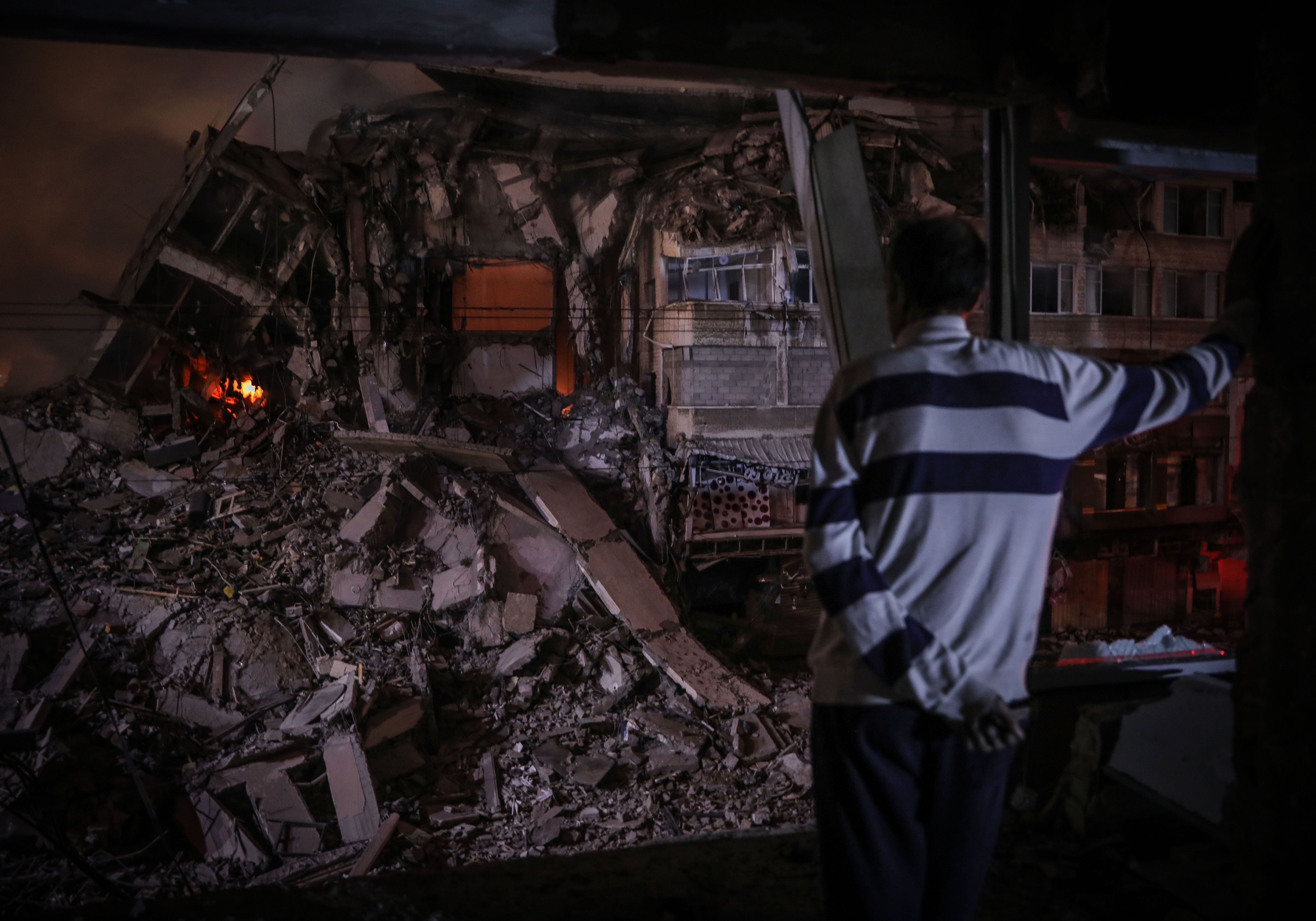 Un palestino mira la destrucción que ha sufrido su edificio después de que aviones de guerra israelíes apuntaran a la torre comercial Al-Shorouk con más de 8 misiles en el centro de la ciudad de Gaza.  © Motaz Azaiza  