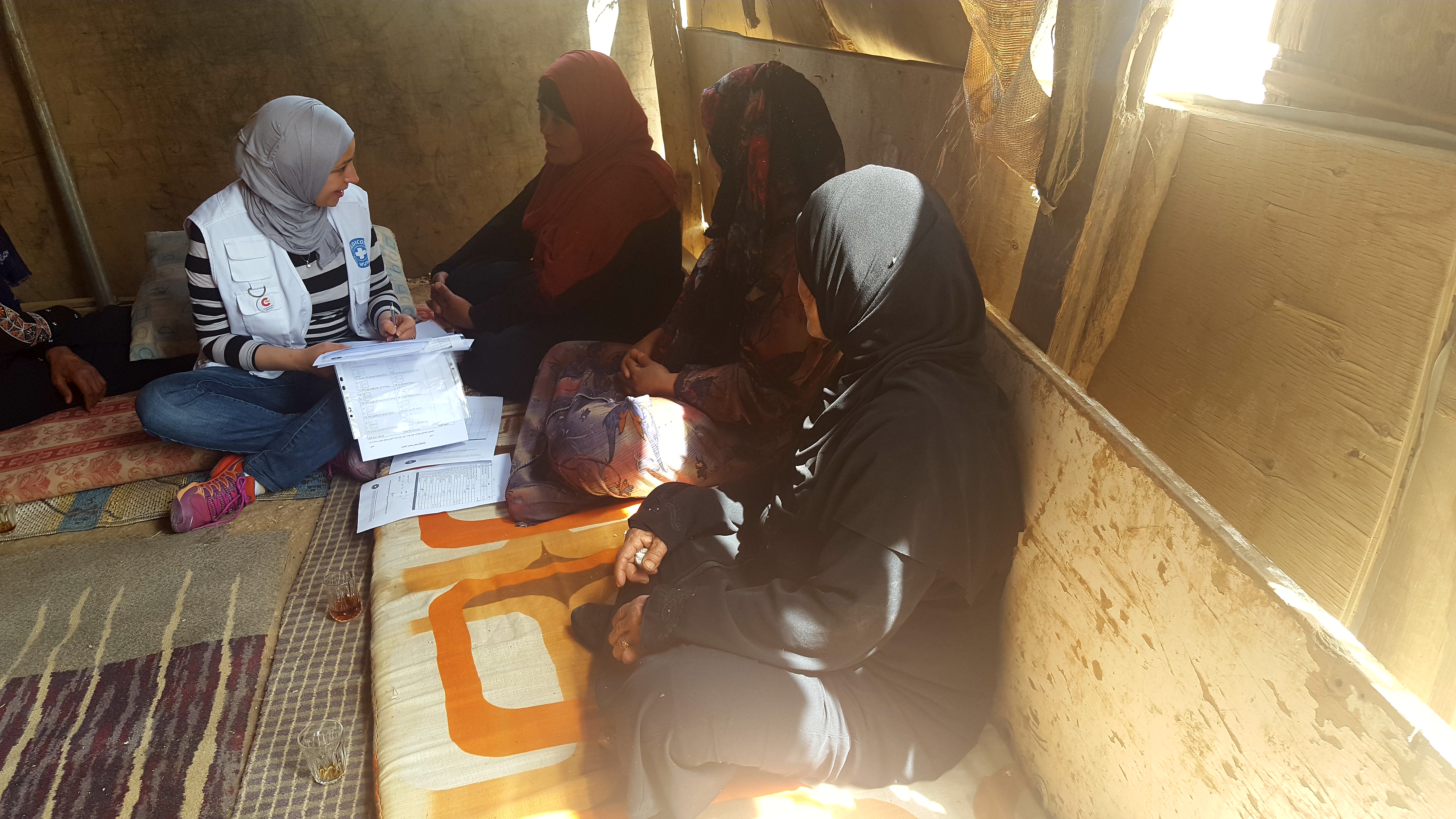 Mujeres beduinas charlan con personal de Médicos del Mundo. Fotografía de Yolanda Álvarez