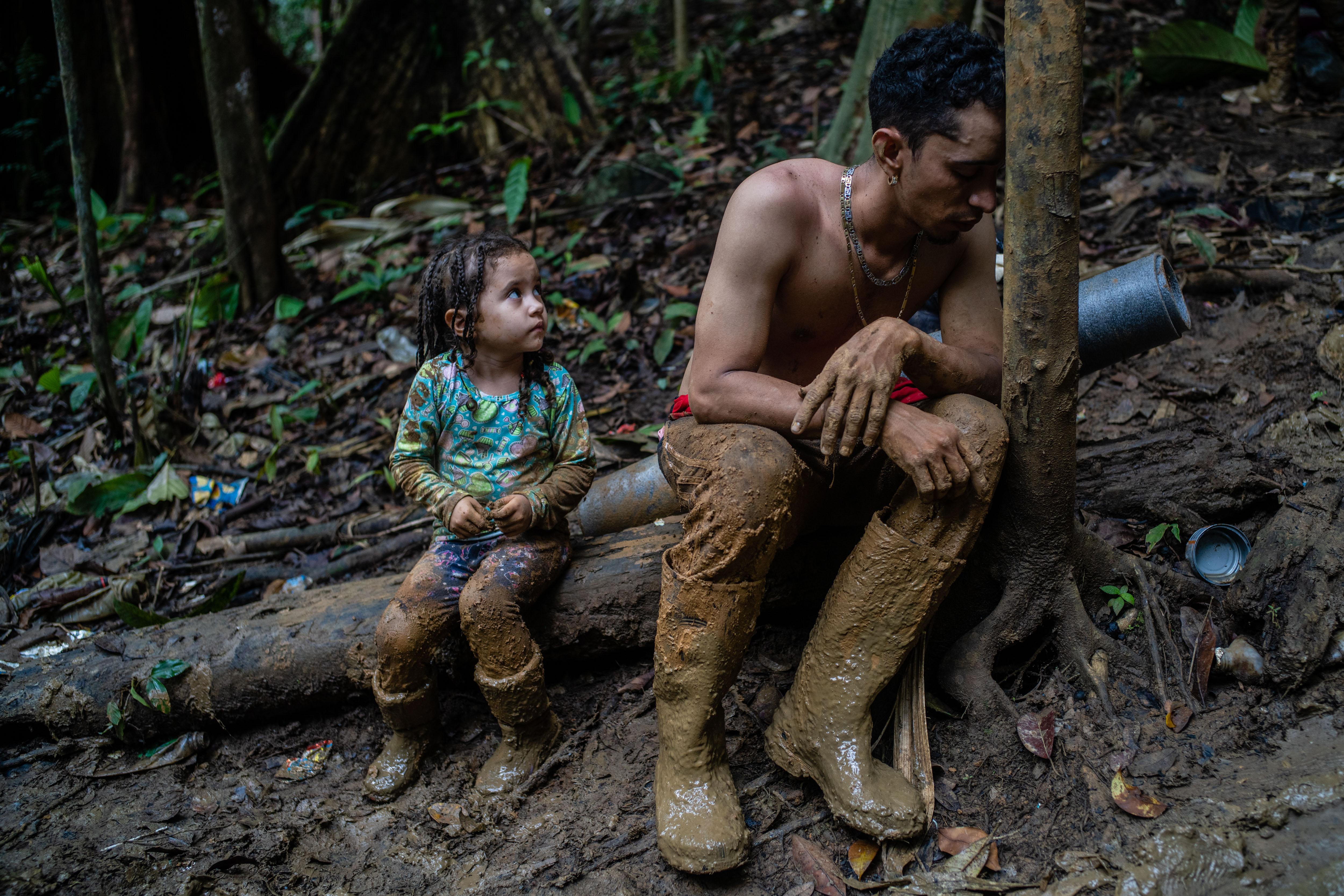 Imagen de la serie finalista 'Migrantes atravesando el Tapón del Darién' en la 26 edición del Premio de Fotografía Humanitaria Luis Valtueña. ©Federico Ríos