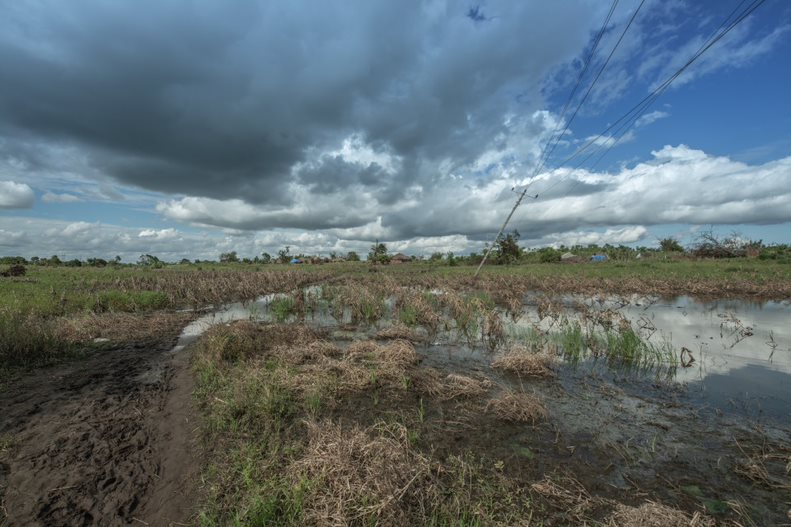 Terreno devastado tras el paso del ciclón Idai por Mozambique, 2019. ©Czuko Williams