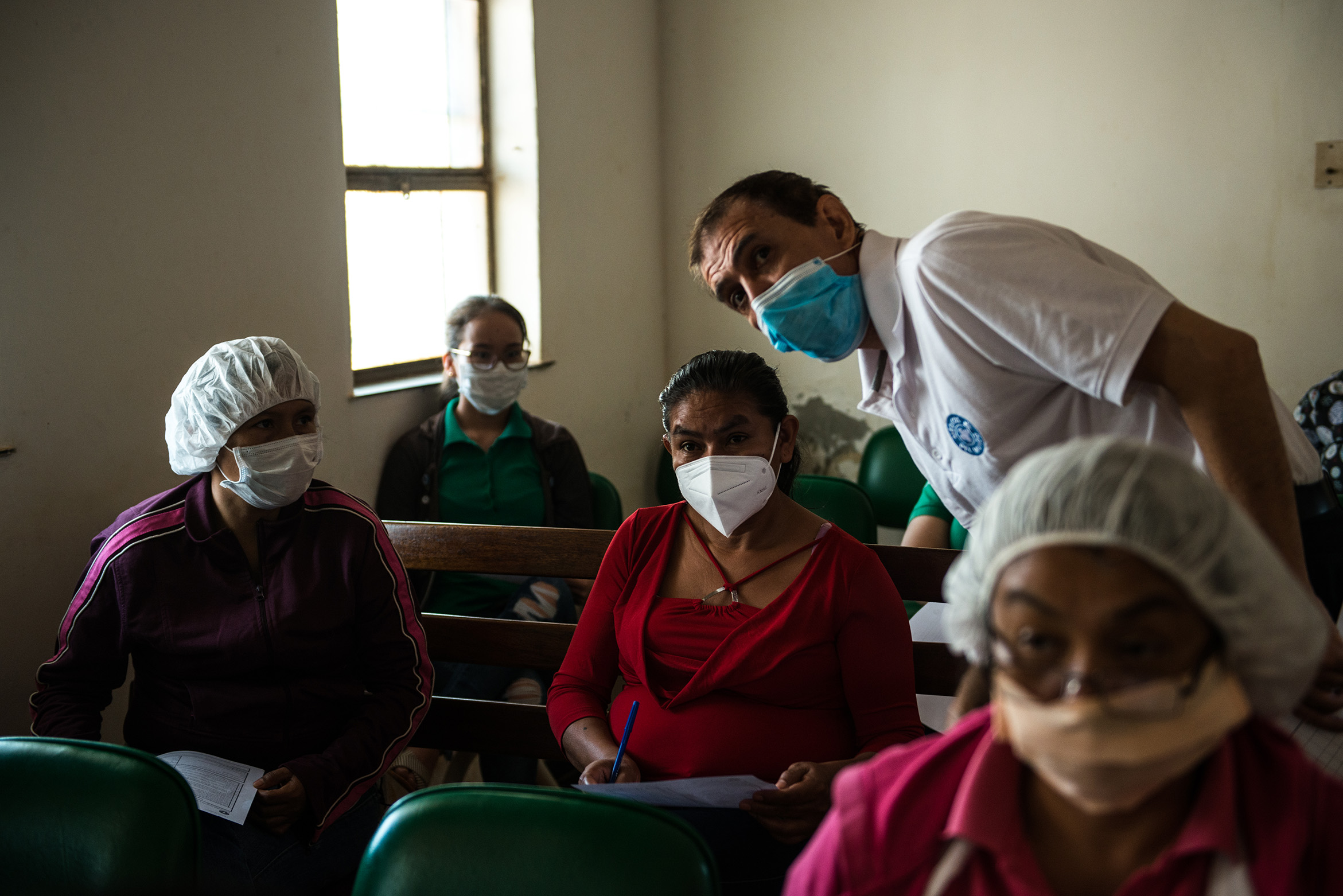 Ricardo Angora, médico del equipo de ayuda humanitaria en Bolivia, brinda capacitación a personal sanitario sobre el estrés, salud mental y apoyo psicosocial en el Hospital Municipal Julio Manuel Aramayo de San Ignacio de Velasco.  © Claudia Belaunde