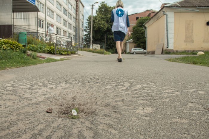 Una compañera de Médicos del Mundo camina por una calle que ha sufrido bombardeos de camino a un centro sanitario. Pietro Chekal/ Médicos del Mundo 