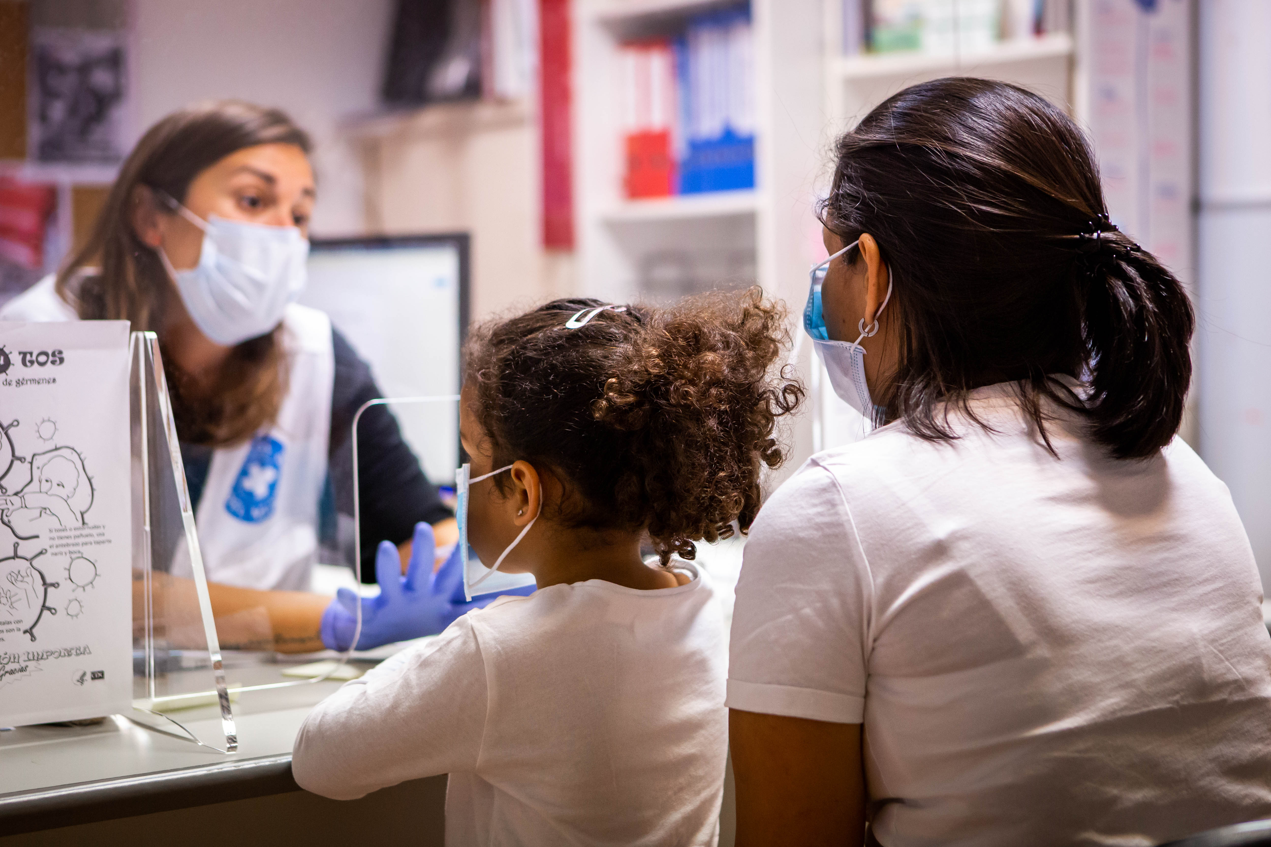 Apoyo a familias durante la pandemia de covid-19 en una sede de Médicos del Mundo. Fotografía: Cintia Sarría.