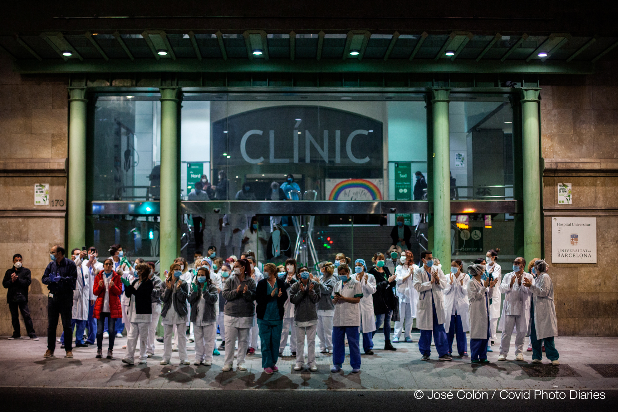 Trabajadores y trabajadoras del Hospital Clínico salen a la calle a apladir a la ciudadanía.