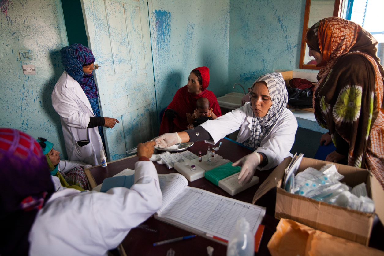 Consulta sanitaria en los campamentos de personas refugiadas saharauis. Foto: Bruno Abarca