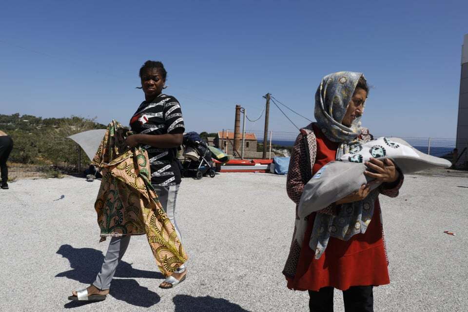 Mujeres que estaban refugiadas en el campo de Moria vagan por la isla de Lesbos. ©Yiannis Yiannakopoulos/Médicos del Mundo Grecia