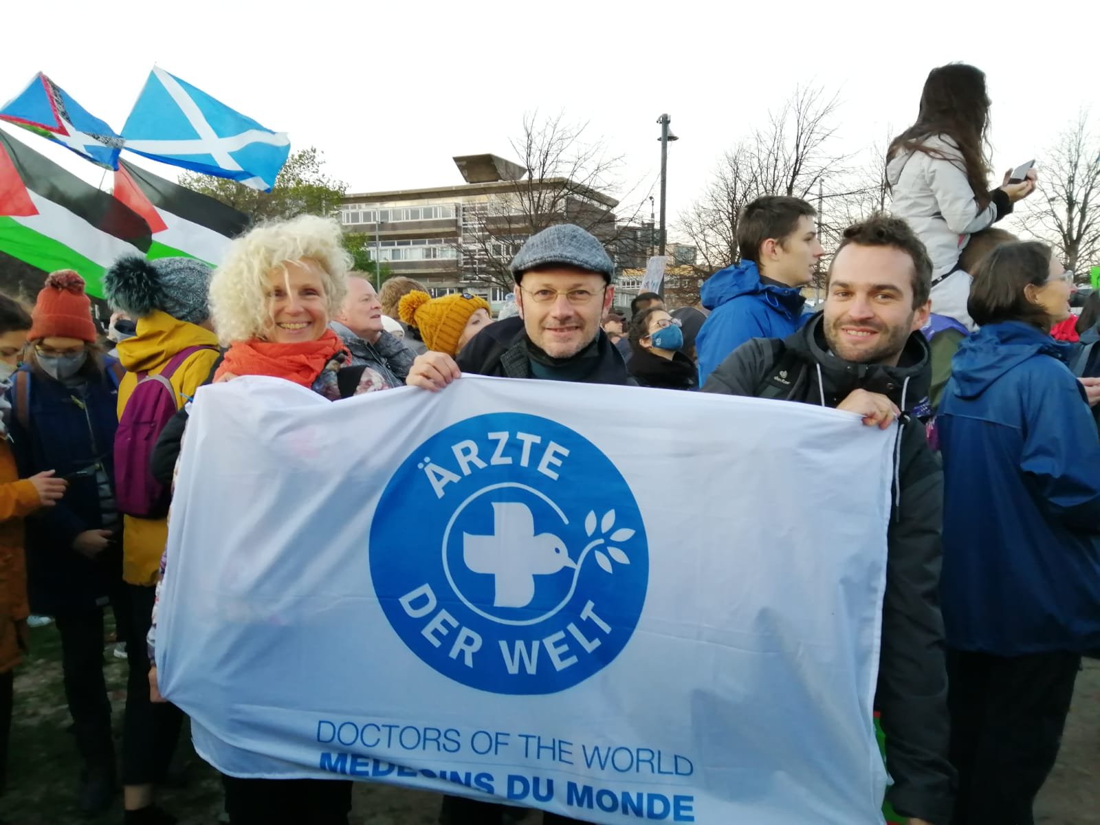 Médicos del Mundo participa en una manifestación en la COP 26 en Glasgow.