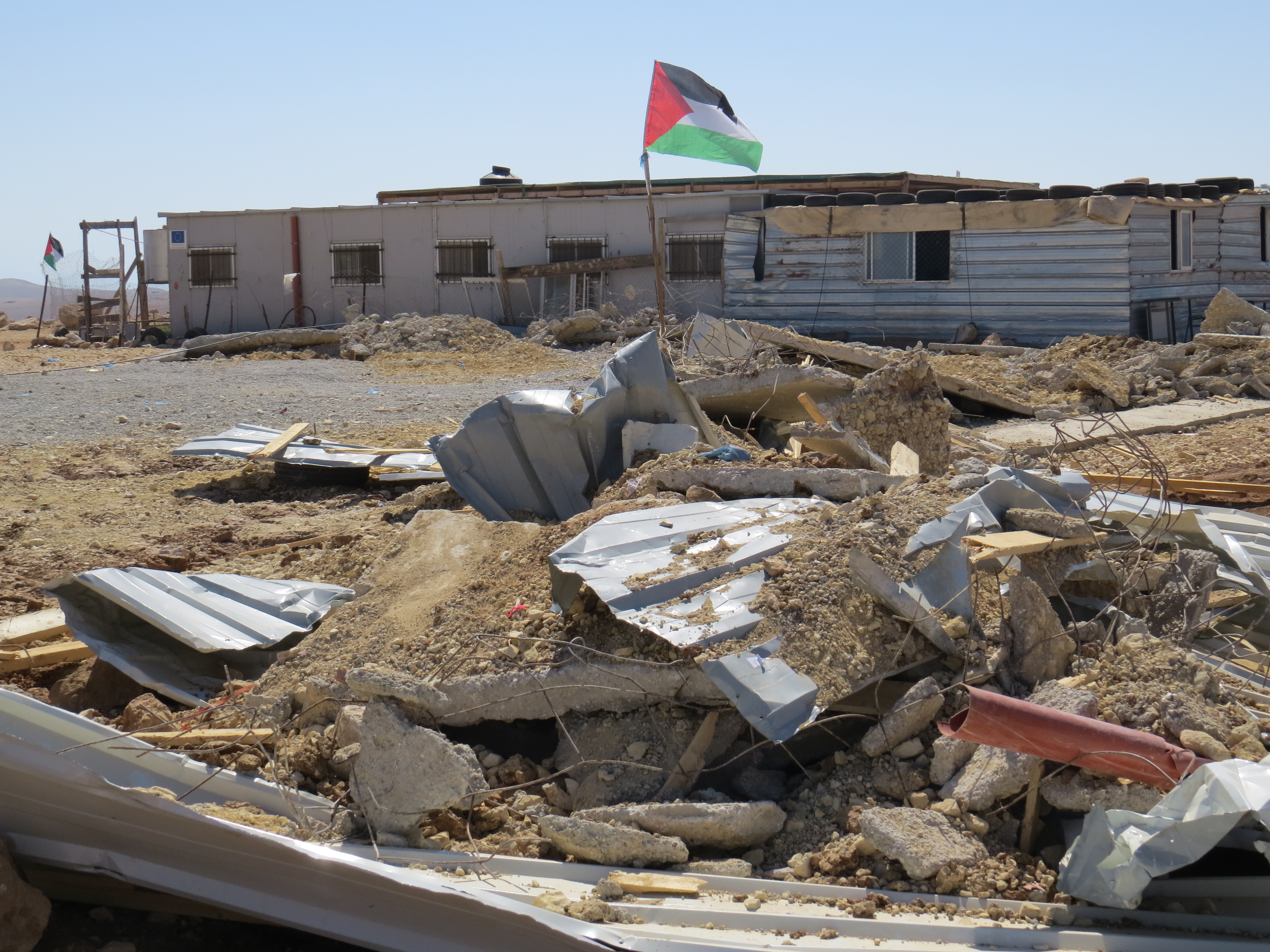 Colegio de la comunidad beduina de Abu Nuwar demolido en Cisjordania por el ejército israelí