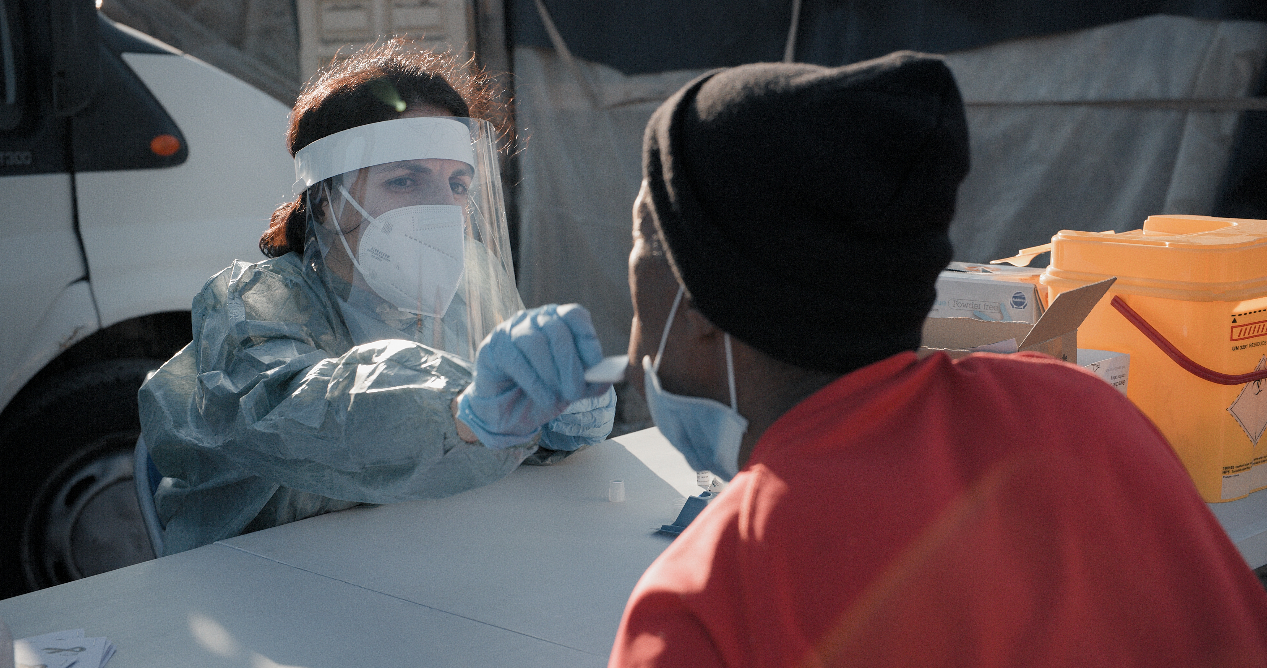 Una trabajadora de nuestra organización realiza un test para el diagnóstico del coronavirus en los asentamiento de Níjar. © Ignacio Marín