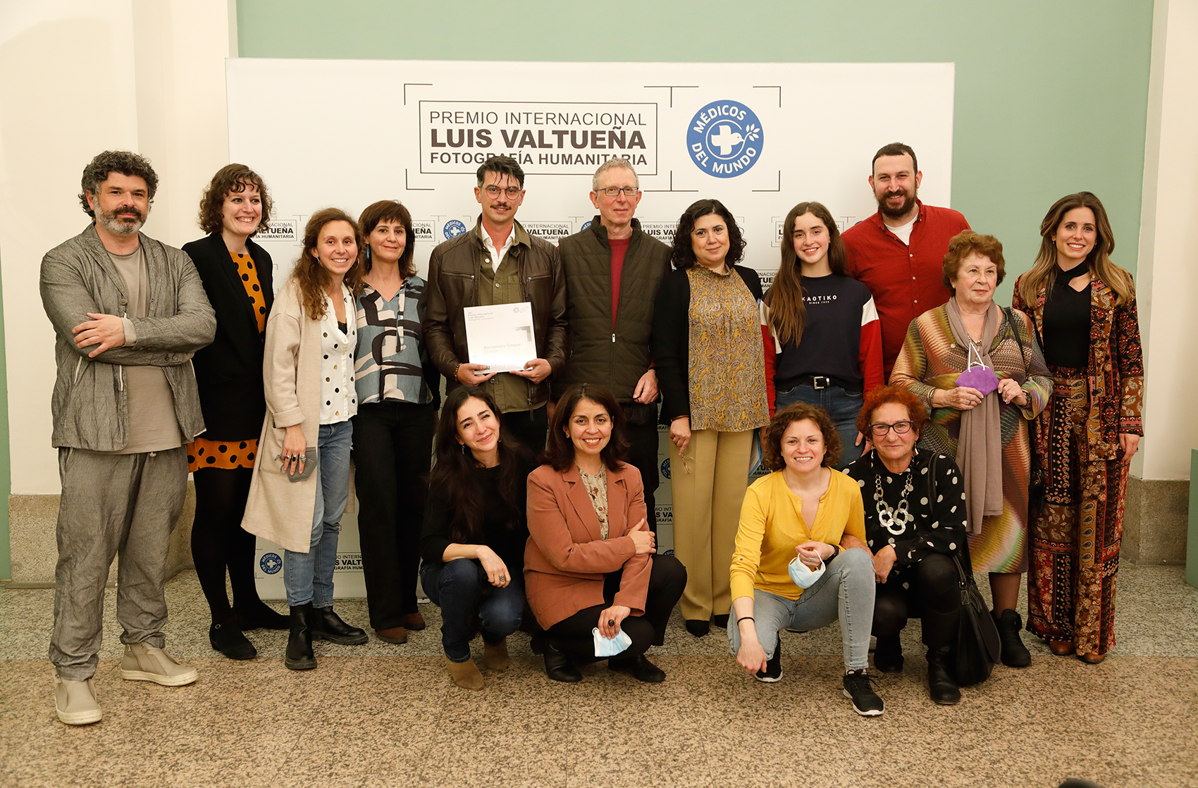 Alessandro Cirque (finalista), Minerva Oso (presentadora y periodista de RNE a su izda.), familiares de los/as cooperantes asesinados y personal de Médicos del Mundo en la entrega de Premios de la 25 edición del Premio Internacional de Fotografía Humanitaria Luis Valtueña. ©Alfredo Matilla