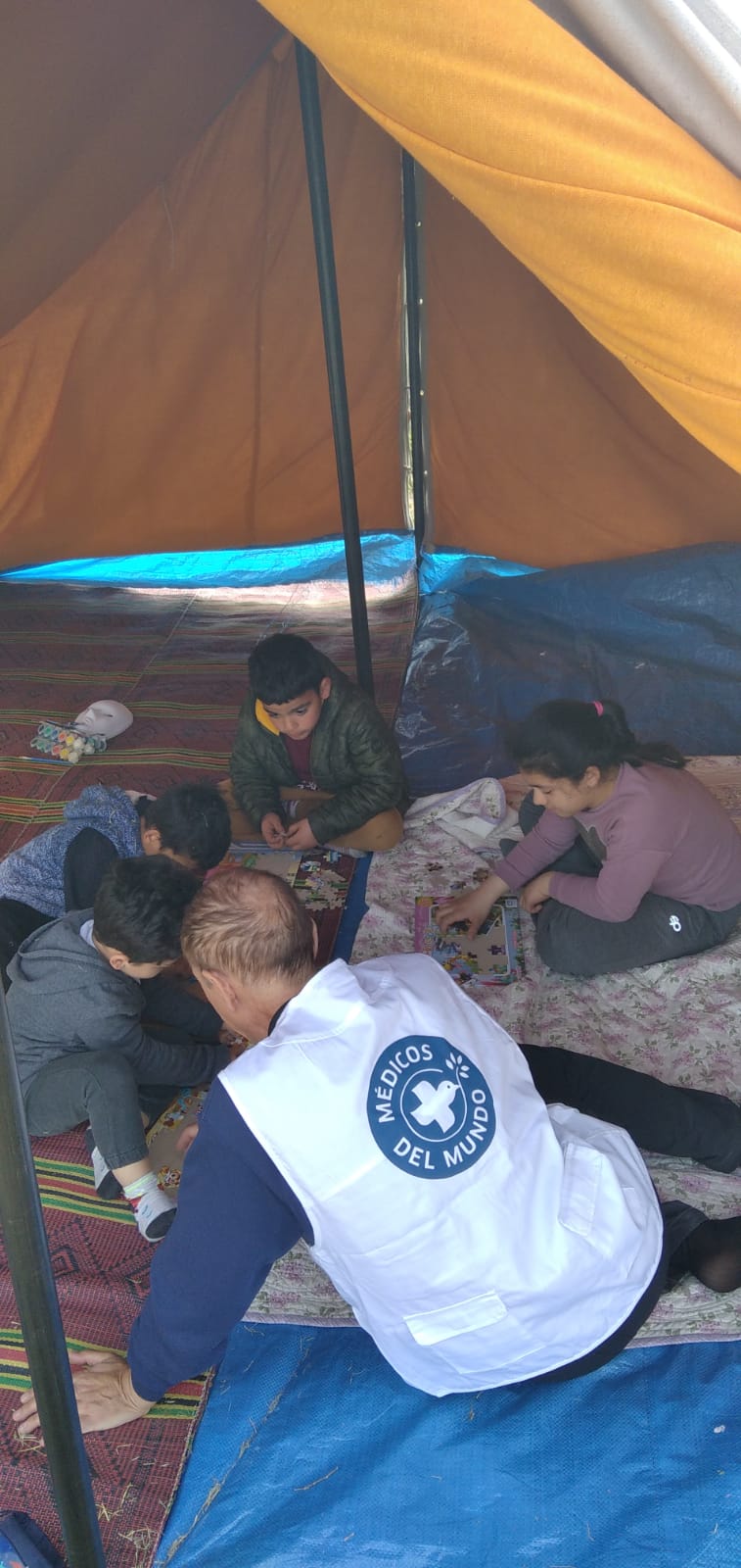 Intervención psicoeducativa con menores de familias damnificadas en el centro de acogida de Expo Arsuz, Turquía.