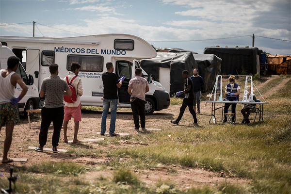 Equipo de Médicos del Mundo Andalucía atiende a trabajadores del campo migrantes en el mar de plástico de Almería. Foto: Javier Fergo / Covid Photo Diaries.
