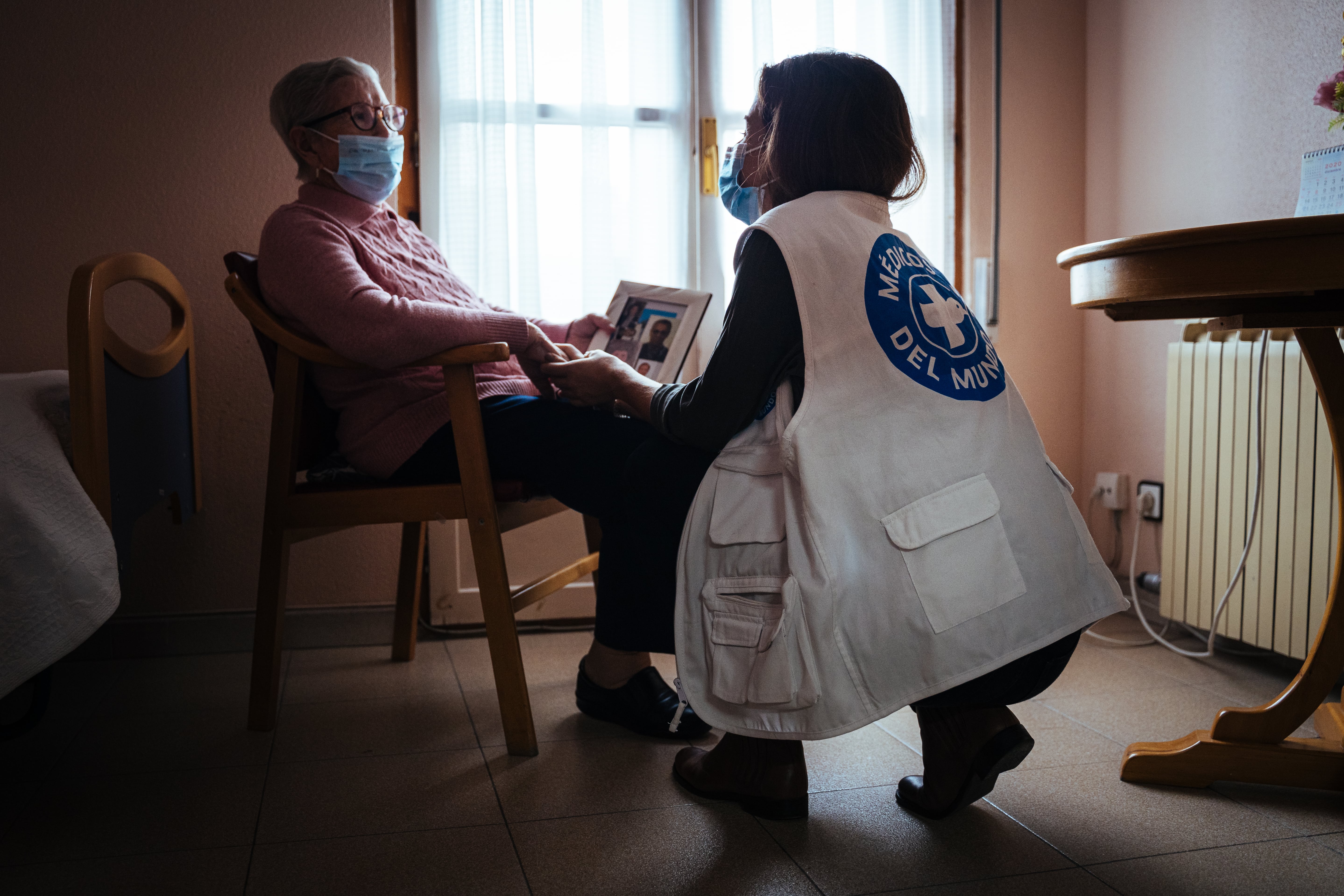 María y Alba, del equipo de Comunicación de Médicos del Mundo, en la residencia de mayores. © Ignacio Marín