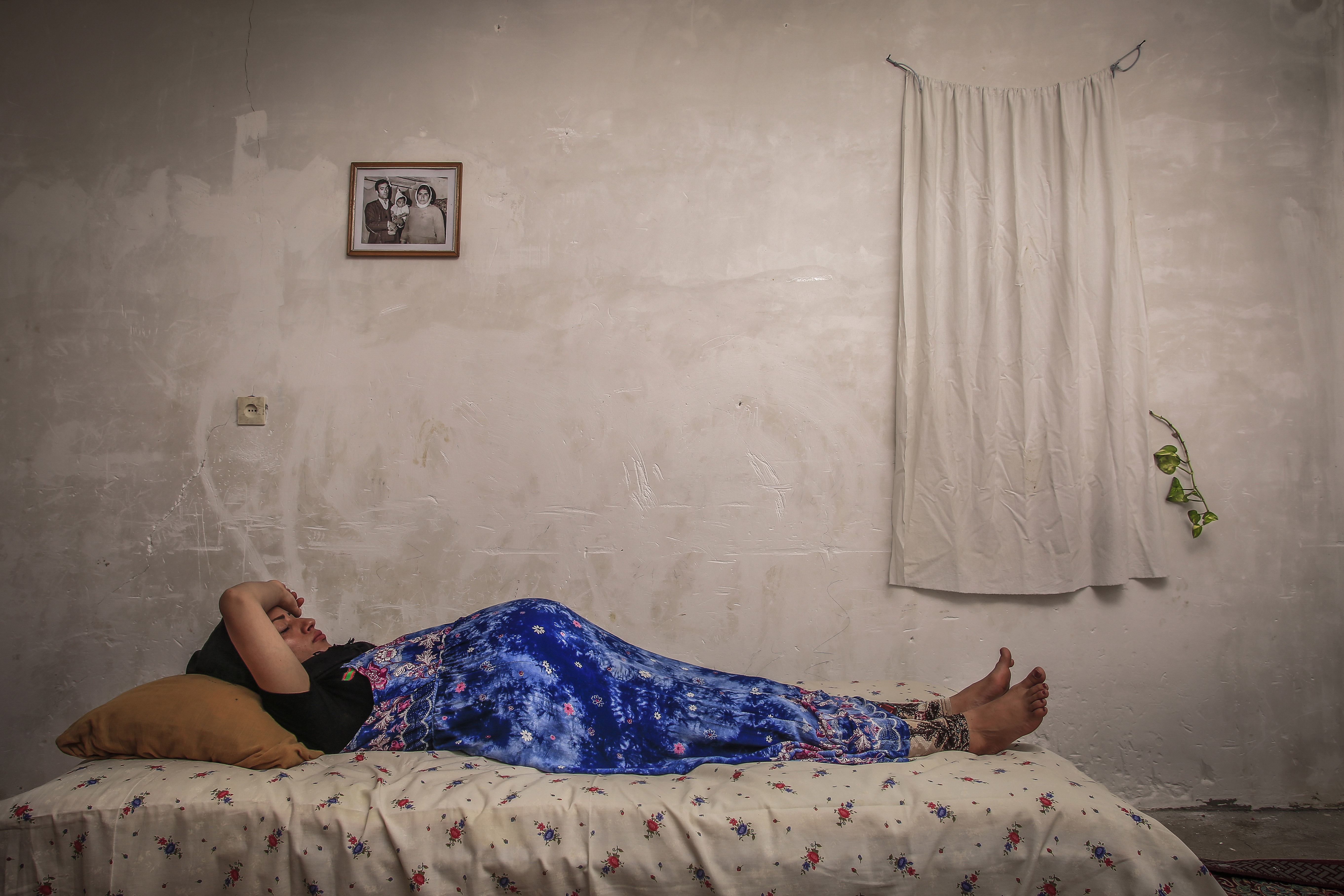 Una de las fotos de la serie ganadora de la última edición "Madre sustituta" de Mohsen Kaboli. Zahra descansa en la casa de su madreen los últimos meses de su embarazo.