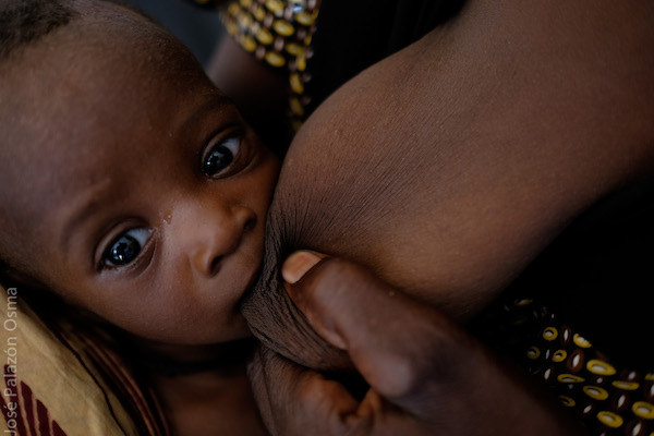 Una mujer amamanta a su hijo en Burkina Faso. Fotografía de José Palazón